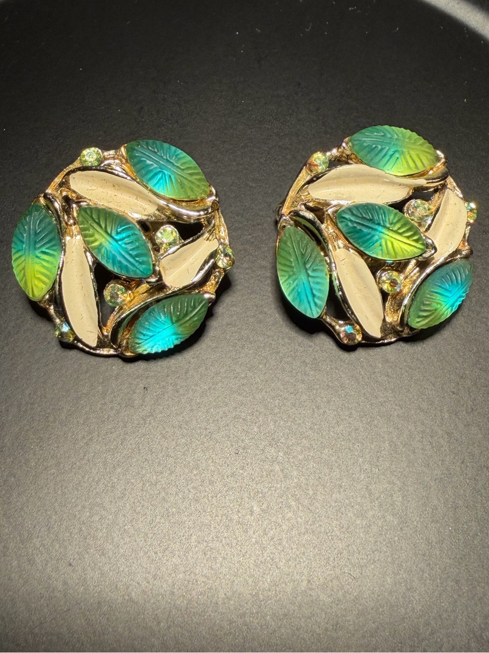 Vintage iridescent Teal-Green glass leaf clip on earrings. - Picture 3 of 6